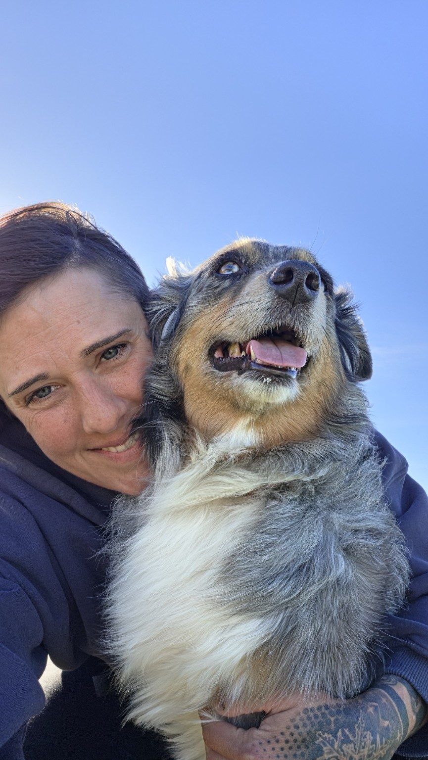 Vanessa mit Hund in der Natur