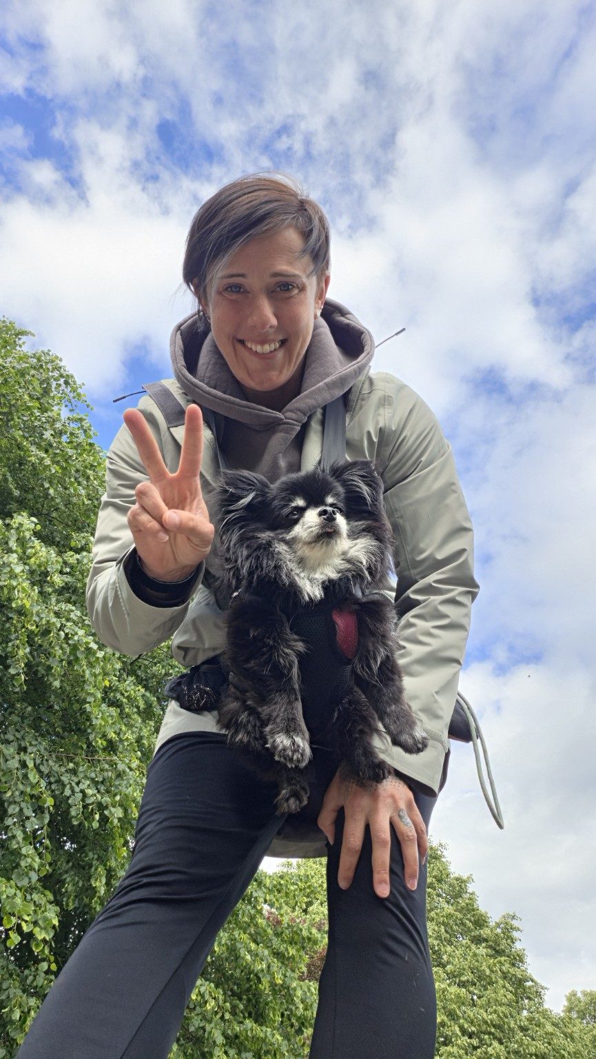 Vanessa mit Hund draußen